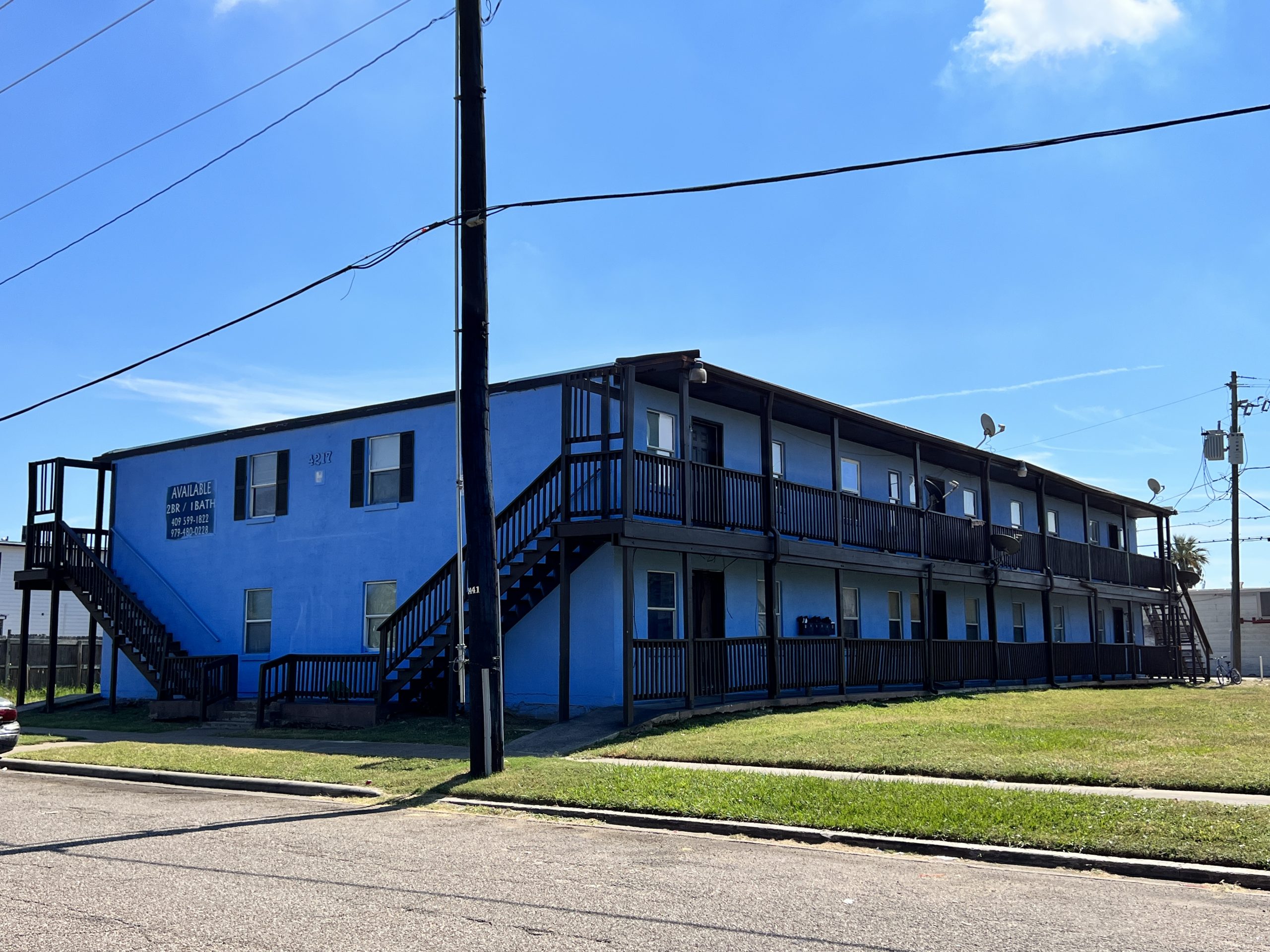 4217 Sealy St, (12 Units Galveston) *Under Contract*